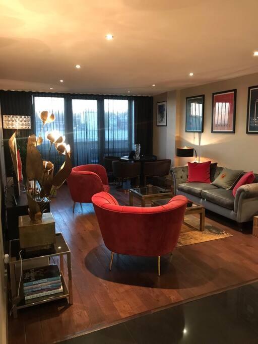 Luxury With Free Parking Apartment