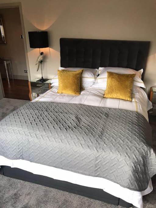 Luxury With Free Parking Apartment *
