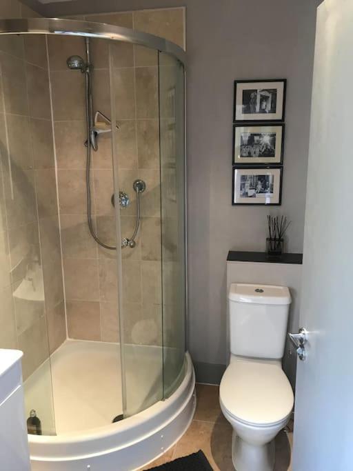 Luxury With Free Parking Apartment